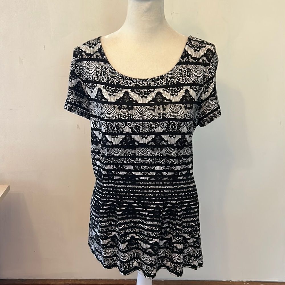 Ann Taylor black white patterned short sleeve top Size M